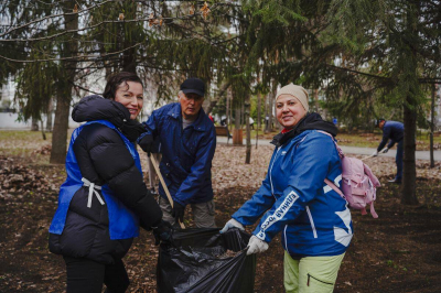 Единороссы присоединились к субботнику в Лядском саду Казани