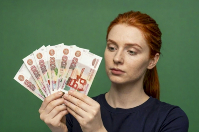 С 1 апреля физлицам запрещается вывозить в ЕАЭС рубли эквивалентом от 100 тыс. долларов, а юрлицам &ndash; вне зависимости от суммы