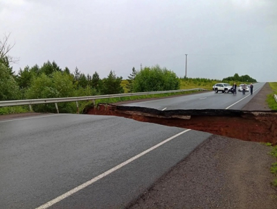 В Сармановском районе Татарстана на глазах у водителей провалилась дорога &ndash; видео