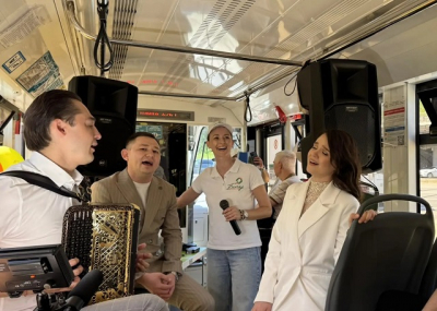 &laquo;Караоке Трамвай&raquo; в Казани: пассажиры спели с артистами татарской эстрады под баян в День радио