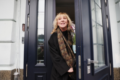 Елена Яковлева распродает свои картины, куда пойдут деньги: фото с выставки