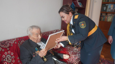 В Алматы военнослужащие поздравили фронтовика с днем рождения