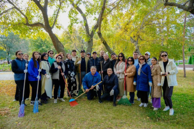 Артисты столицы приняли участие в уборке города в рамках экомесячника