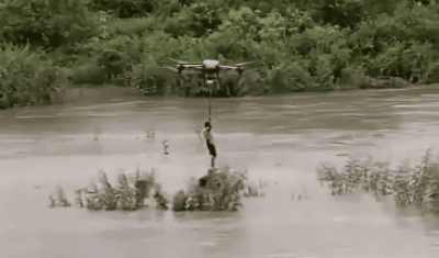 Фермер спас детей во время наводнения, вытащив их из воды коптером (ВИДЕО)