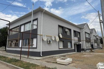 Домофоны для одних, бараки для других: как обновляют жильё в Макатском районе