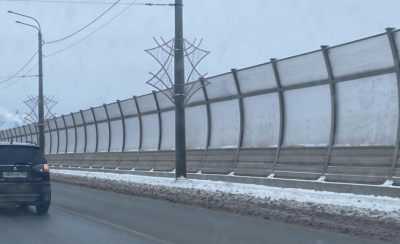 Шумозащитные экраны на Кировской дамбе обещают помыть до 20 мая