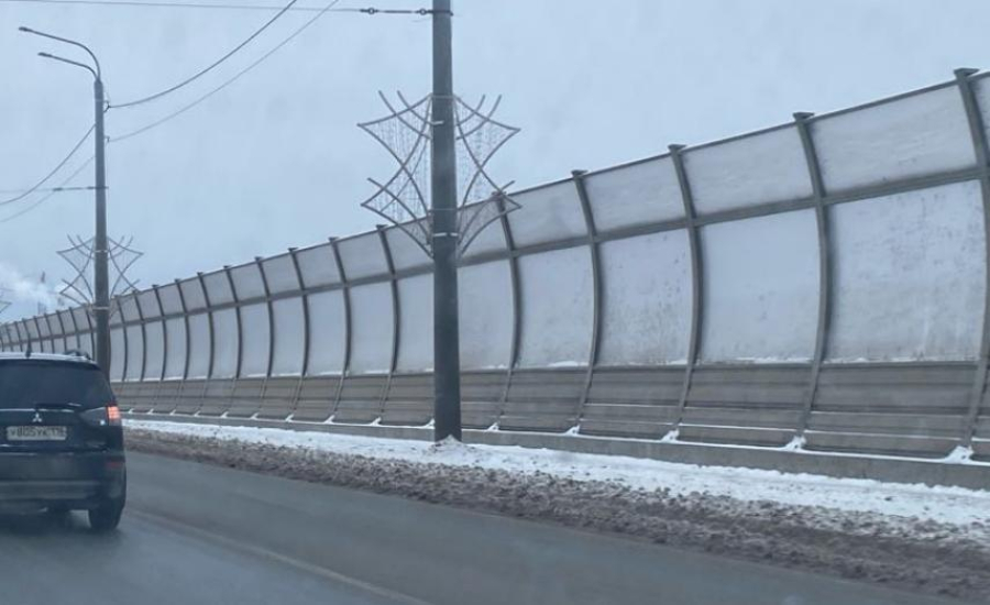 Шумозащитные экраны на Кировской дамбе обещают помыть до 20 мая