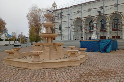 Скульптуру &laquo;Три грации&raquo; вернули на площадь у ДК имени Курмангазы