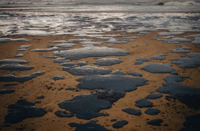 Пляжи Анапы снова накрыло мазутом после сильного шторма