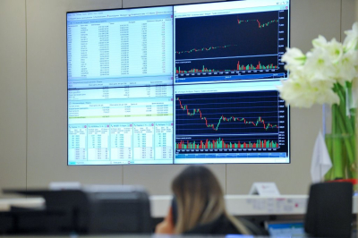 Акции компаний США подскочили после отмены судом тарифов Трампа