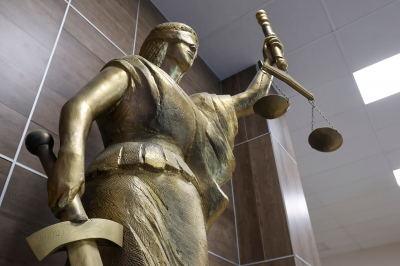 В суде Казани допросили инспектора ДПС, обвиняемого в продаже мочи наркоману