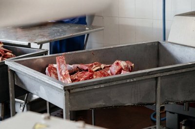 С банкротного мясокомбината выбивают долги по договору 10-летней давности