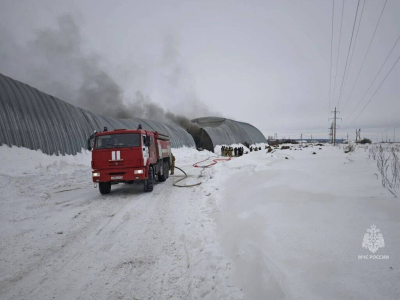 Для тушения пожара на складе в Альметьевске привлекли шесть пожарных машин