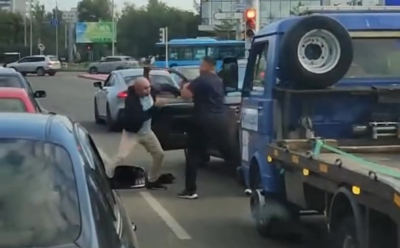 Двое водителей устроили драку на дороге в Павлодаре - ВИДЕО