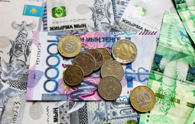 Финансовые аналитики отмечают ослабление тенге на фоне сырьевого давления