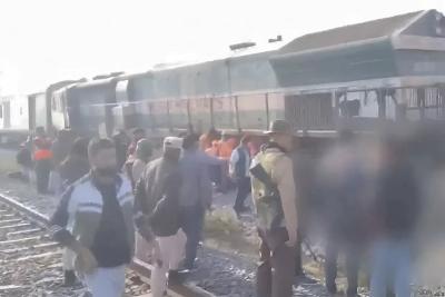 Поезд в Индии протаранил стадо слонов