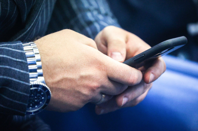 Россиян предупредили о&nbsp;мошеннической схеме с&nbsp;&laquo;рабочей версией&raquo; WhatsApp*