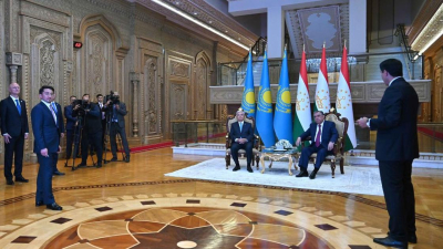 Глава Минцифры Жаслан Мадиев выступил перед Токаевым и Рахмоном в Таджикистане