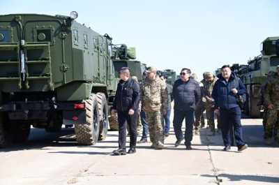 Депутаты Парламента посетили полевой лагерь участников военного парада в Астане