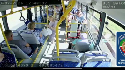 Неудачный поворот: водитель легковушки подрезал автобус в Казани, есть пострадавший &mdash; видео 20/07/2026 &ndash; Новости