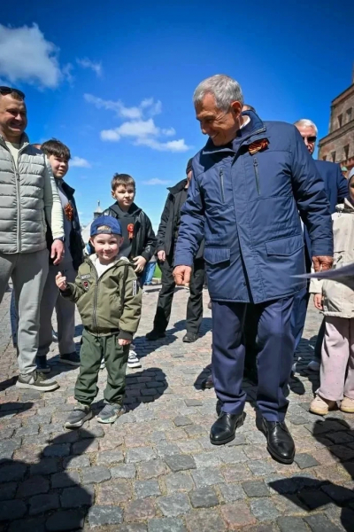 Минниханов на параде Победы пригласил мальчика по имени Акбарс на игру &laquo;Ак Барса&raquo; и &laquo;Локомотива&raquo;