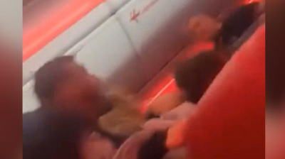 Массовая драка на борту самолета, летевшего из Турции в Британию. Видео