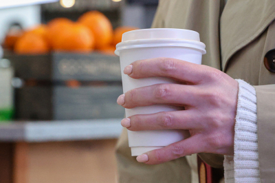 Юрист ответил, можно ли получить штраф за распитие кофе в транспорте