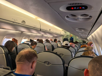 В красноярском аэропорту пассажирский самолет выкатился за пределы полосы