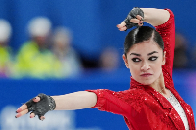 Красный жакет, лунная походка Петросян: лучшие фото короткой программы ОИ