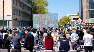 Порядка 500 человек собрались в Семее посмотреть военный парад в режиме онлайн
