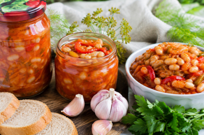 Фасоль в этой закатке &mdash; настоящая королева: сытная, полезная и по-летнему ароматная заготовка на зиму