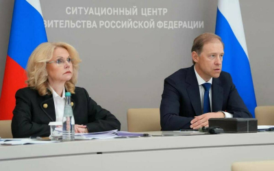 Мантуров назвал стабильную работу одним из факторов при решении завести ребенка