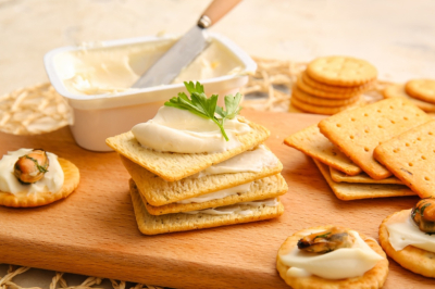 Сырные крекеры из 3 ингредиентов: сыр, масло, мука. Хрустящие, тающие во рту и невероятно простые. Исчезнут за минуту!