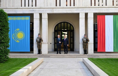 Токаев провел переговоры с премьер-министром Венгрии
