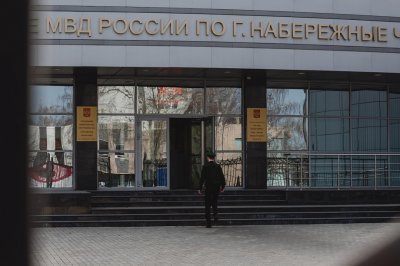 Полиция разыскивает мошенников, которые устроили автоподставы с коляской в Челнах